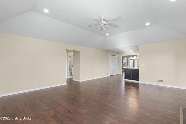 4901 Hunters Point Cir, Louisville, KY 40216