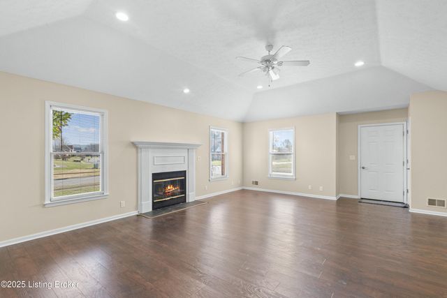 4901 Hunters Point Cir, Louisville, KY 40216