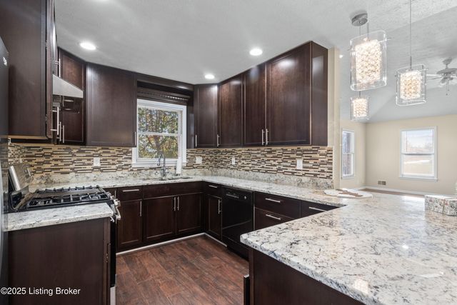 4901 Hunters Point Cir, Louisville, KY 40216