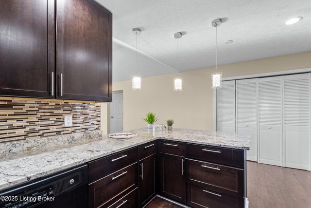 4901 Hunters Point Cir, Louisville, KY 40216