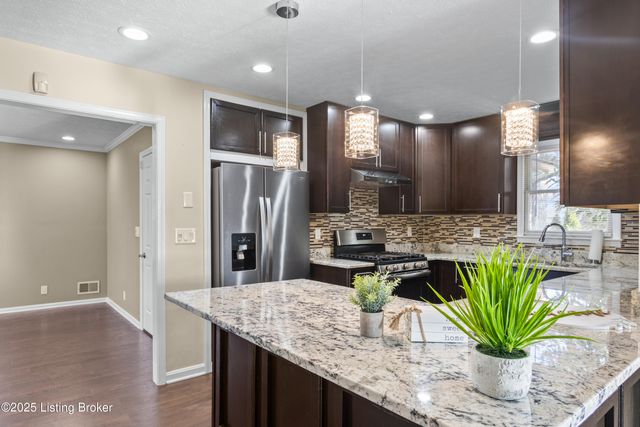 4901 Hunters Point Cir, Louisville, KY 40216