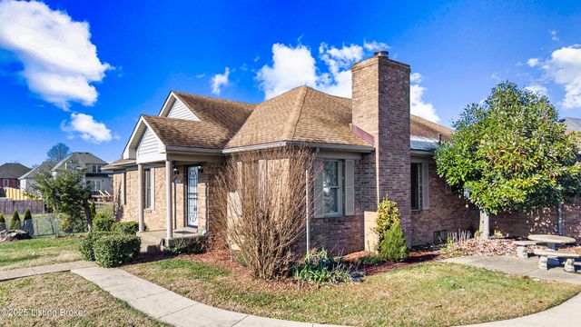 4901 Hunters Point Cir, Louisville, KY 40216