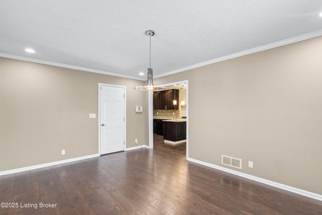 4901 Hunters Point Cir, Louisville, KY 40216