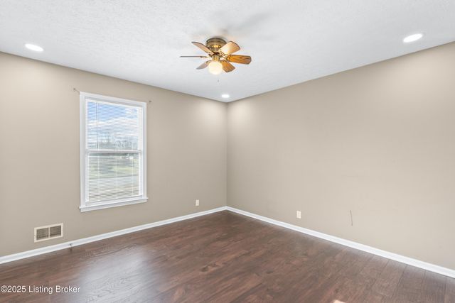 4901 Hunters Point Cir, Louisville, KY 40216