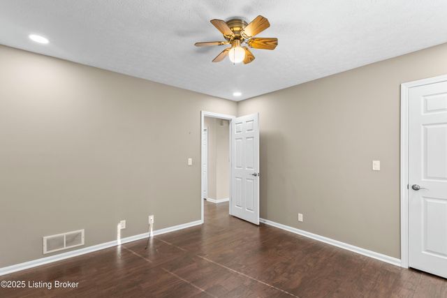 4901 Hunters Point Cir, Louisville, KY 40216