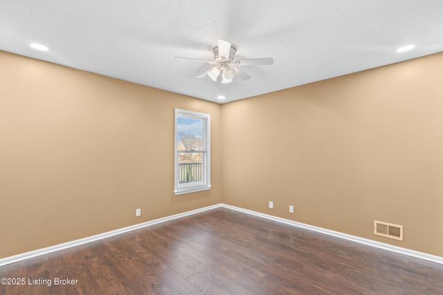 4901 Hunters Point Cir, Louisville, KY 40216