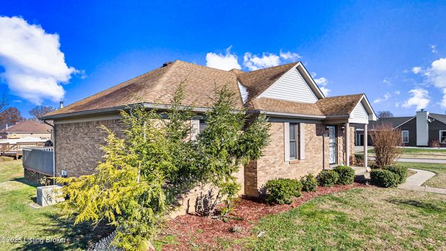 4901 Hunters Point Cir, Louisville, KY 40216