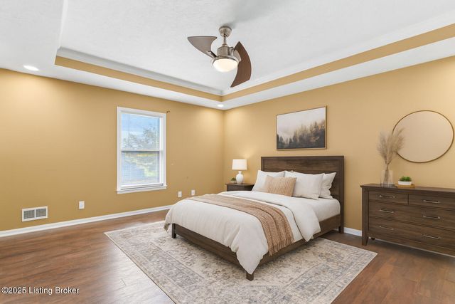 4901 Hunters Point Cir, Louisville, KY 40216