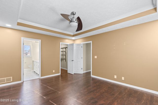 4901 Hunters Point Cir, Louisville, KY 40216