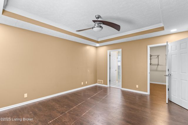 4901 Hunters Point Cir, Louisville, KY 40216