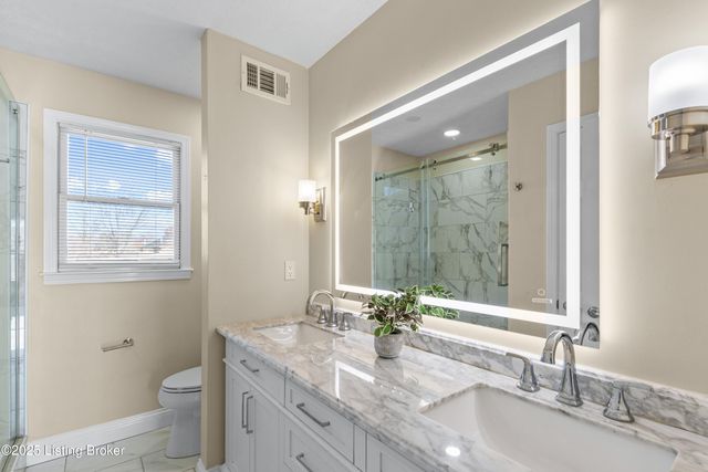 4901 Hunters Point Cir, Louisville, KY 40216