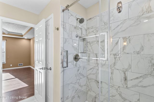 4901 Hunters Point Cir, Louisville, KY 40216