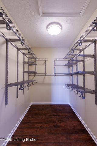 4901 Hunters Point Cir, Louisville, KY 40216