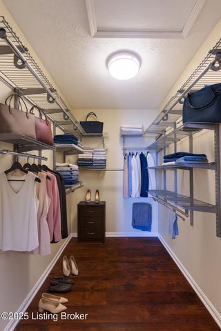 4901 Hunters Point Cir, Louisville, KY 40216