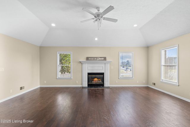 4901 Hunters Point Cir, Louisville, KY 40216