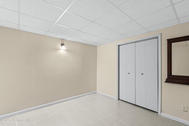 4901 Hunters Point Cir, Louisville, KY 40216