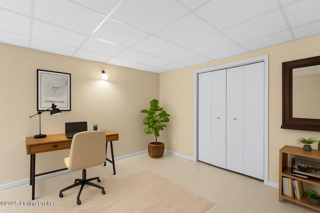 4901 Hunters Point Cir, Louisville, KY 40216