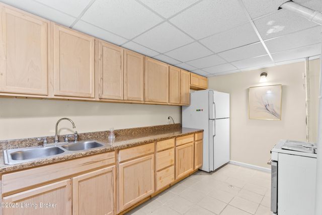 4901 Hunters Point Cir, Louisville, KY 40216