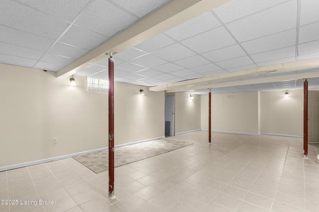 4901 Hunters Point Cir, Louisville, KY 40216