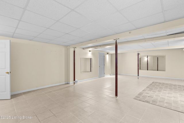 4901 Hunters Point Cir, Louisville, KY 40216