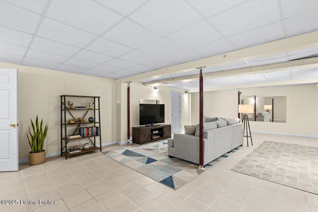 4901 Hunters Point Cir, Louisville, KY 40216