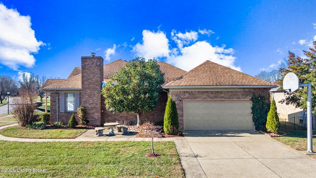 4901 Hunters Point Cir, Louisville, KY 40216