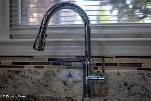 4901 Hunters Point Cir, Louisville, KY 40216