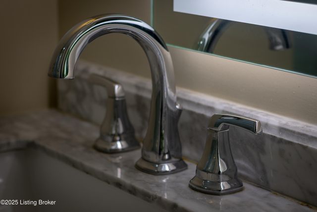 4901 Hunters Point Cir, Louisville, KY 40216