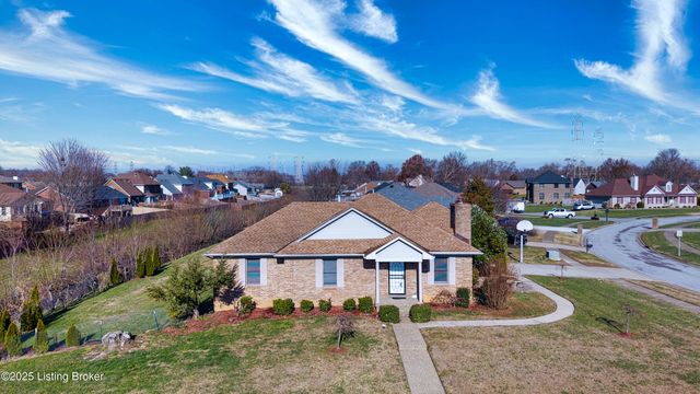 4901 Hunters Point Cir, Louisville, KY 40216