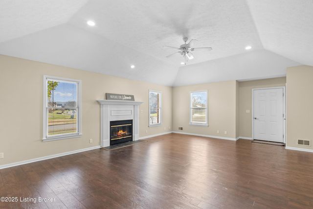 4901 Hunters Point Cir, Louisville, KY 40216