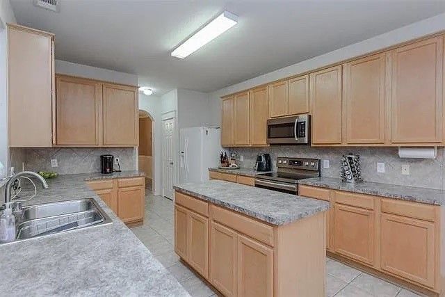 2713 Clubhouse Drive, Denton, TX 76210