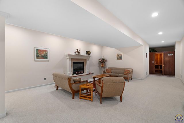 5319 SW 40th Ter, Topeka, KS 66610