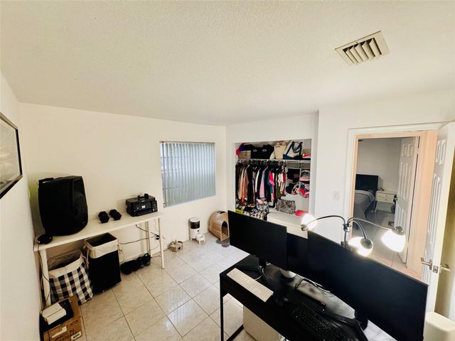 9673 NW 45th St, Sunrise, FL 33351
