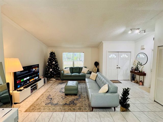 9673 NW 45th St, Sunrise, FL 33351