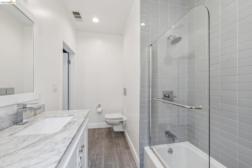 Image 12 of property listing at 2012 Chestnut St, Oakland, CA 94607