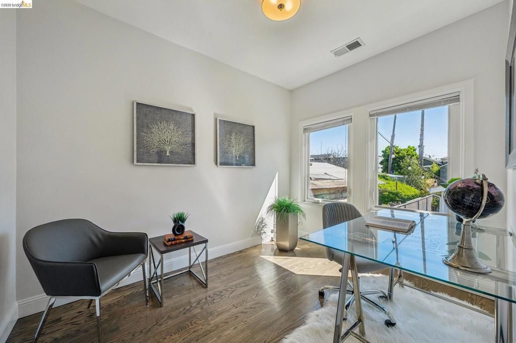 Image 16 of property listing at 2012 Chestnut St, Oakland, CA 94607