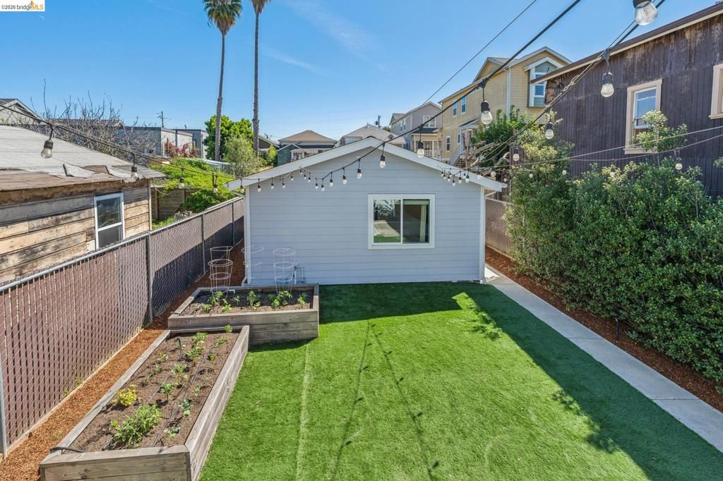 Image 29 of property listing at 2012 Chestnut St, Oakland, CA 94607