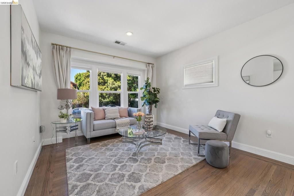 Image 3 of property listing at 2012 Chestnut St, Oakland, CA 94607