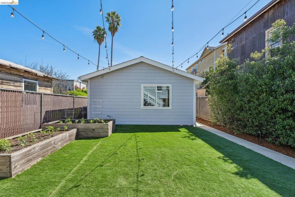 Image 31 of property listing at 2012 Chestnut St, Oakland, CA 94607