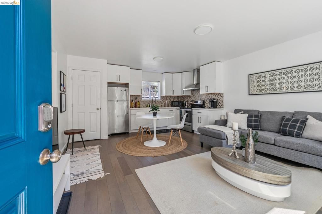 Image 33 of property listing at 2012 Chestnut St, Oakland, CA 94607