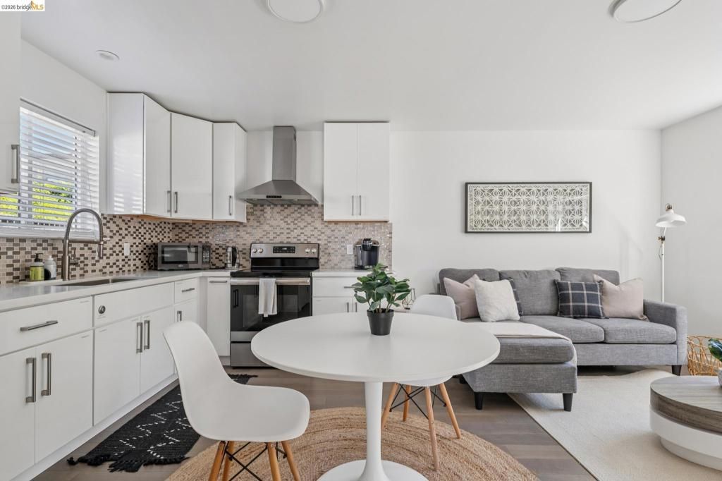 Image 35 of property listing at 2012 Chestnut St, Oakland, CA 94607