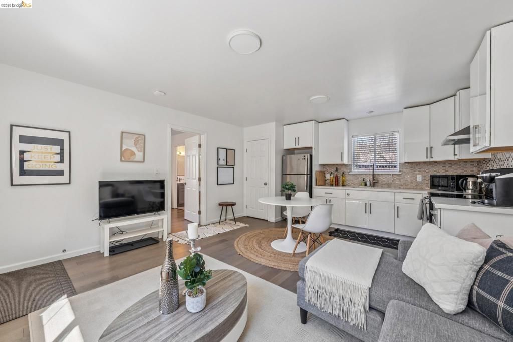 Image 36 of property listing at 2012 Chestnut St, Oakland, CA 94607