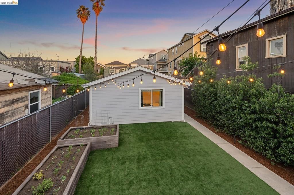 Image 43 of property listing at 2012 Chestnut St, Oakland, CA 94607