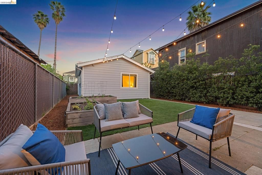 Image 44 of property listing at 2012 Chestnut St, Oakland, CA 94607