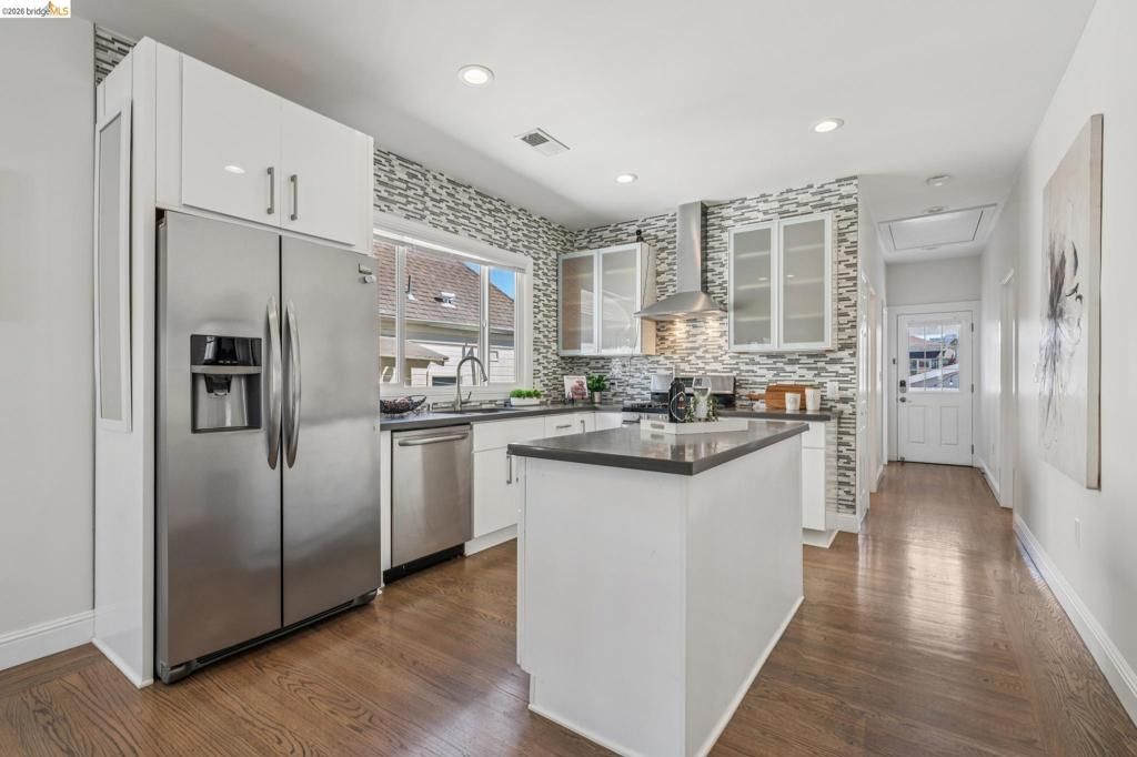 Image 7 of property listing at 2012 Chestnut St, Oakland, CA 94607