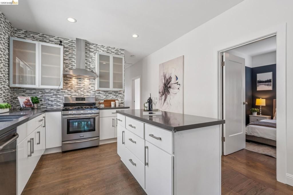 Image 8 of property listing at 2012 Chestnut St, Oakland, CA 94607