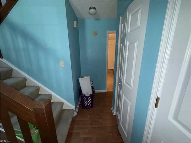 407 Hollomon DR, Hampton, VA 23666