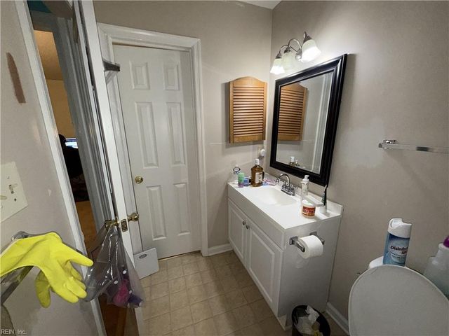 407 Hollomon DR, Hampton, VA 23666