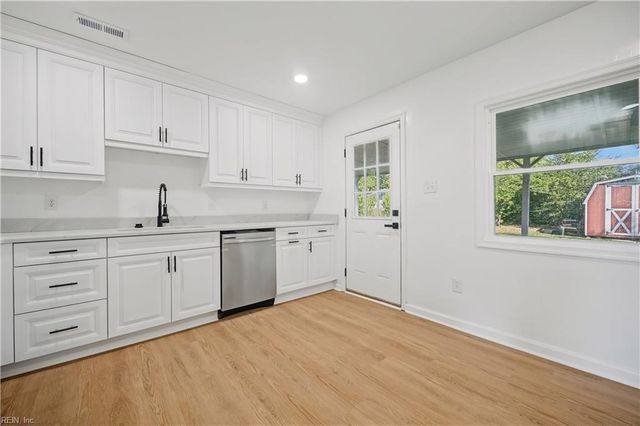 121 Phillips LN, Newport News, VA 23602
