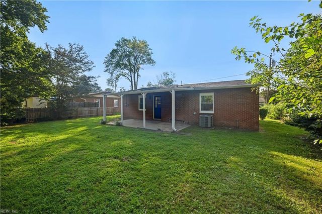121 Phillips LN, Newport News, VA 23602